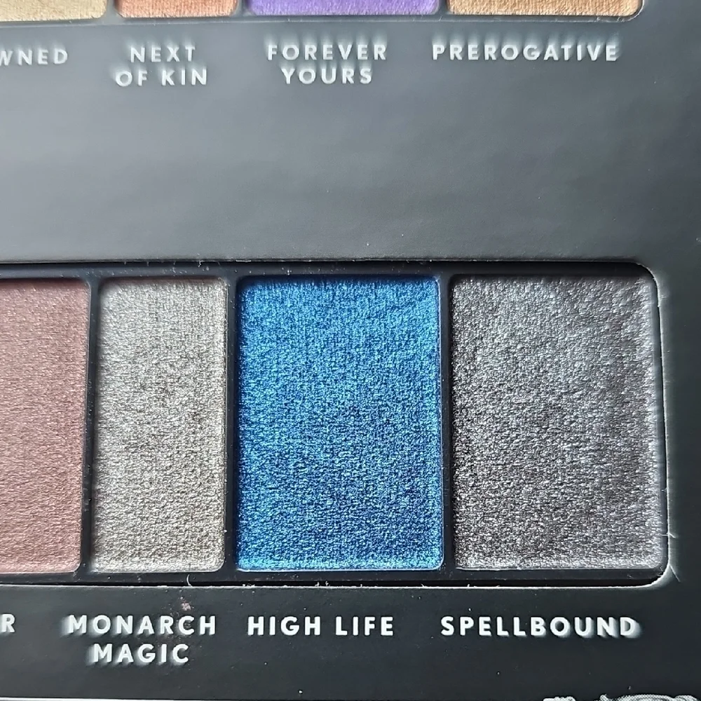 New COVERGIRL Reign Eyeshadow Palette Royalty Collection Queen Smokey Eyeshadow